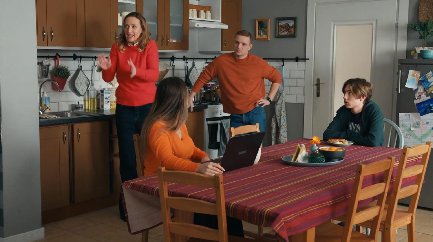 Barwy szczęścia odc. 3380. Agata (Natalia Zambrzycka), Asia (Anna Gzyra), Hubert (Marek Molak), Emil (Artem Malaszczuk)