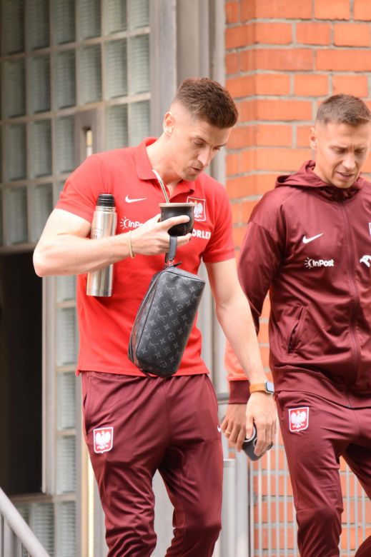 Załamani piłkarze idą na trening