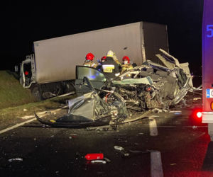 Samochód osobowy zderzył się z dwiema ciężarówkami. Tragedia na DK 25