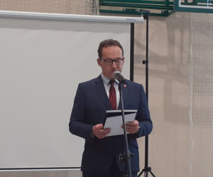 Dąbrówka Stany, gmina Skórzec: nowym wozem strażackim, po nowej drodze, do nowej szkoły