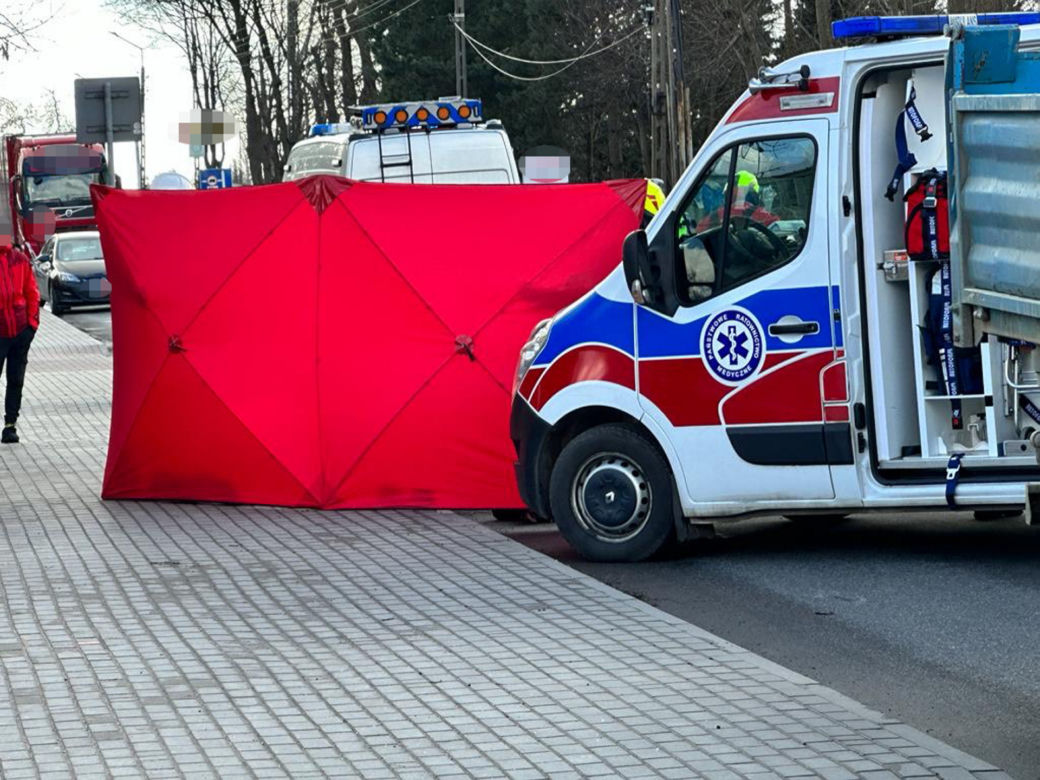 Tragedia w Błoniu. 15-latka wpadła pod ciężarówkę. Lądował śmigłowiec LPR