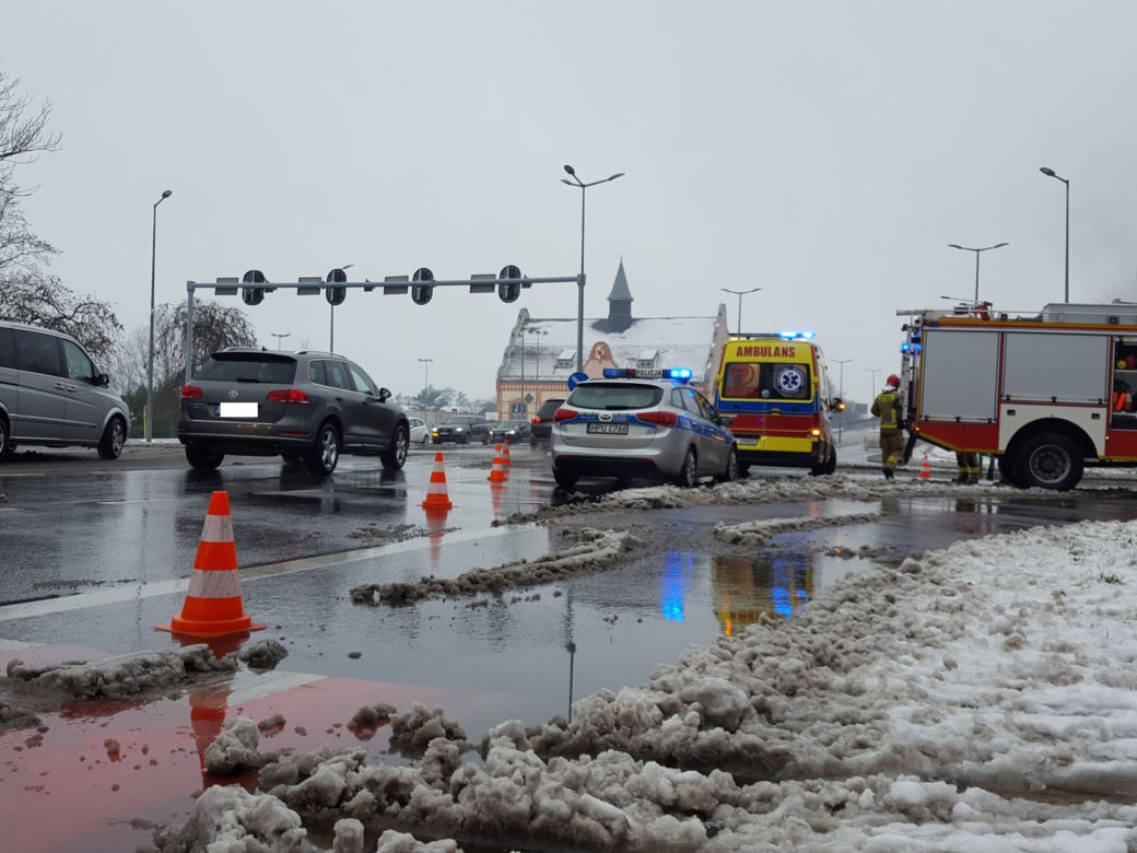 Posypał śnieg, posypały się kolizje w Lesznie 