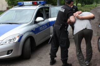 TERRORYZOWAŁ mieszkańców Bydgoszczy. Atakował deską z GWOŹDZIEM i nożem. Stał we krwi