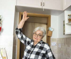 Śmieci, smród i strach na Gocławiu. Sąsiad zbieracz terroryzuje mieszkańców. On potrzebuje pomocy