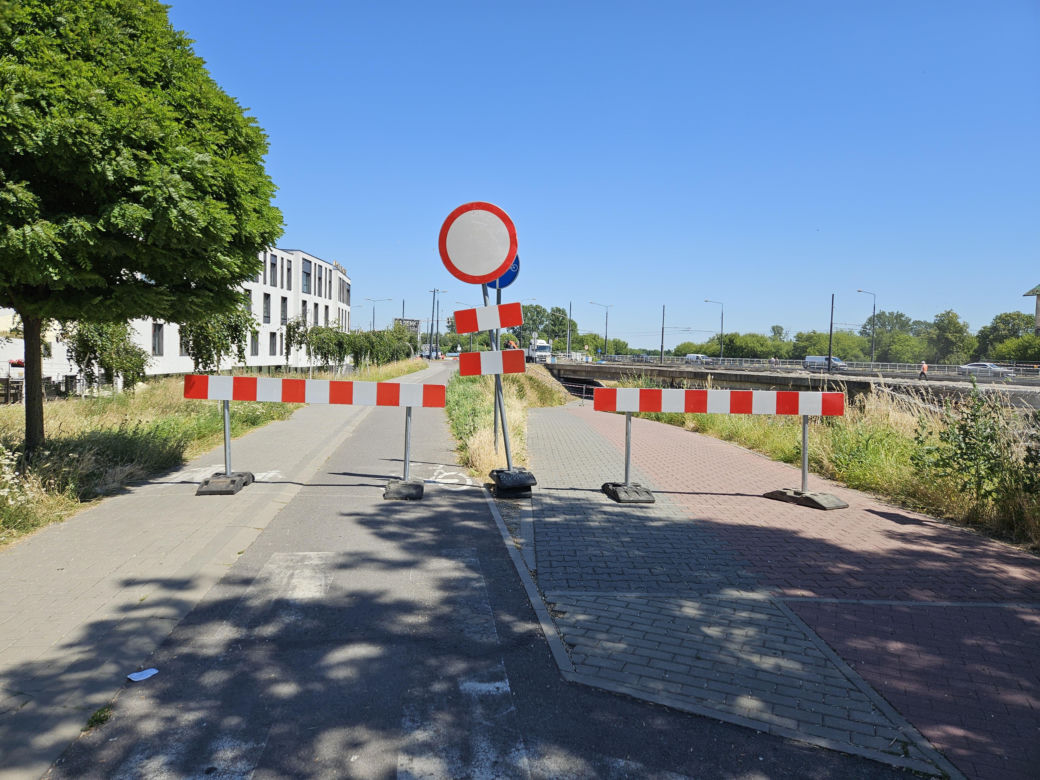 Rowerzyści na al. Unii Lubelskiej nie mają łatwo