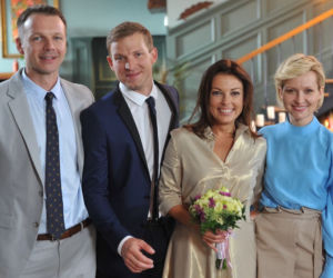 Barwy szczęścia, odcinek 1981. Bruno (Lesław Zurek), Łukasz (Michał Rolnicki), Kasia (Katarzyna Glinka), Bożena (Marieta Żukowska)
