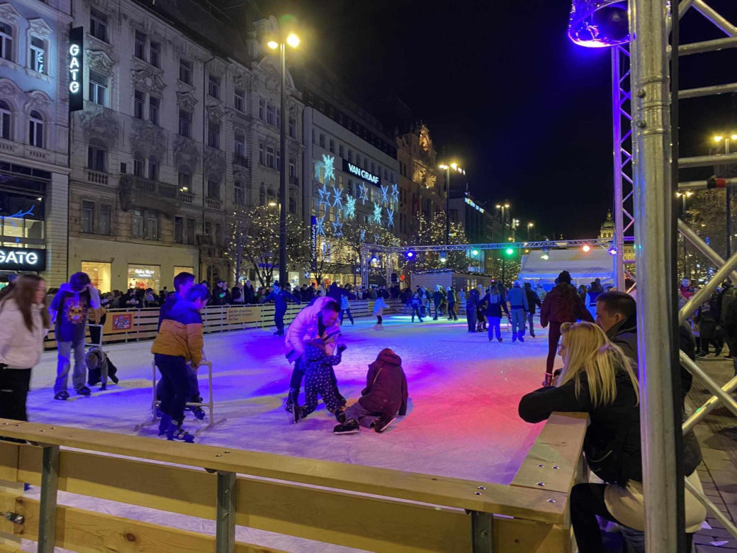 To jeden z najpopularniejszych jarmarków bożonarodzeniowych na świecie! Jak wygląda świąteczna atmosfera w Pradze?