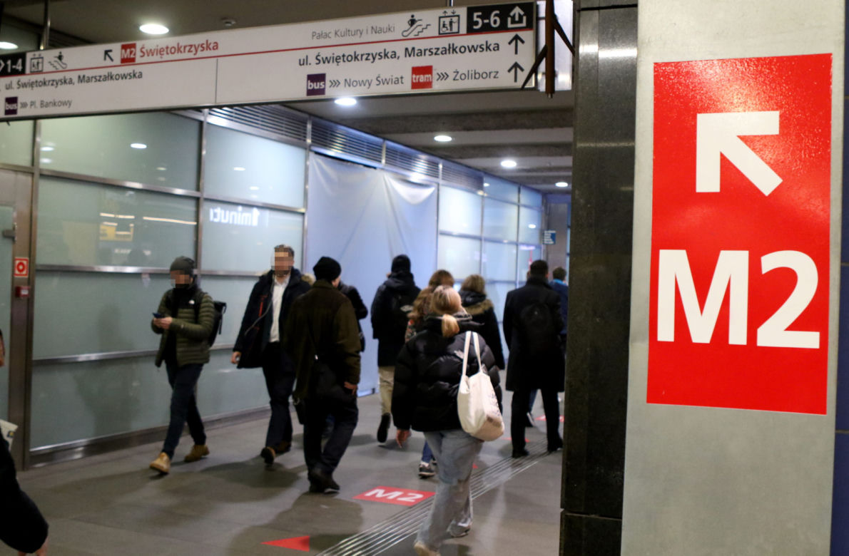 Nowe oznaczenia i tłok w metrze Świętokrzyska