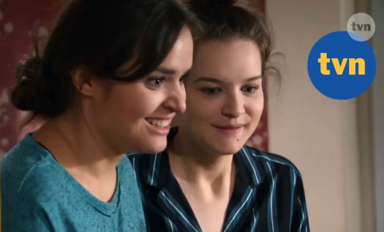 Na Wspólnej, odcinek 3011: Agata (Aleksandra Radwan), Kasia (Julisa Chatys)