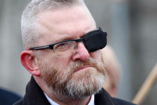 Grzegorz Braun na meczu. Pokazał się ze znanym mordercą i politykiem