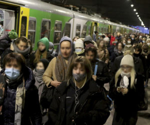 Pasażerowie podróżują jak sardynki w puszce. Horror na kolei 