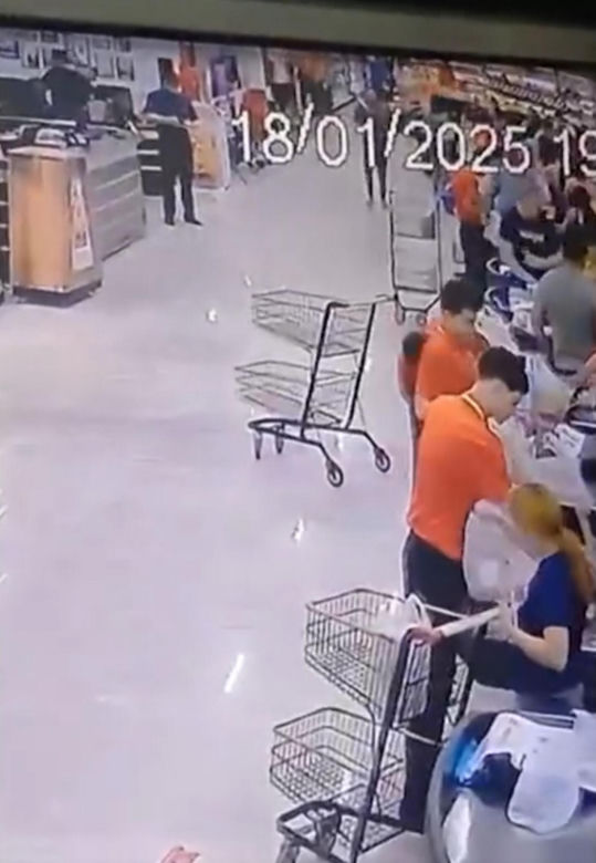 Mąż pracownicy supermarketu uderzył łopatą jej szefa. W sklepie pełno ludzi, wszystko się nagrało!