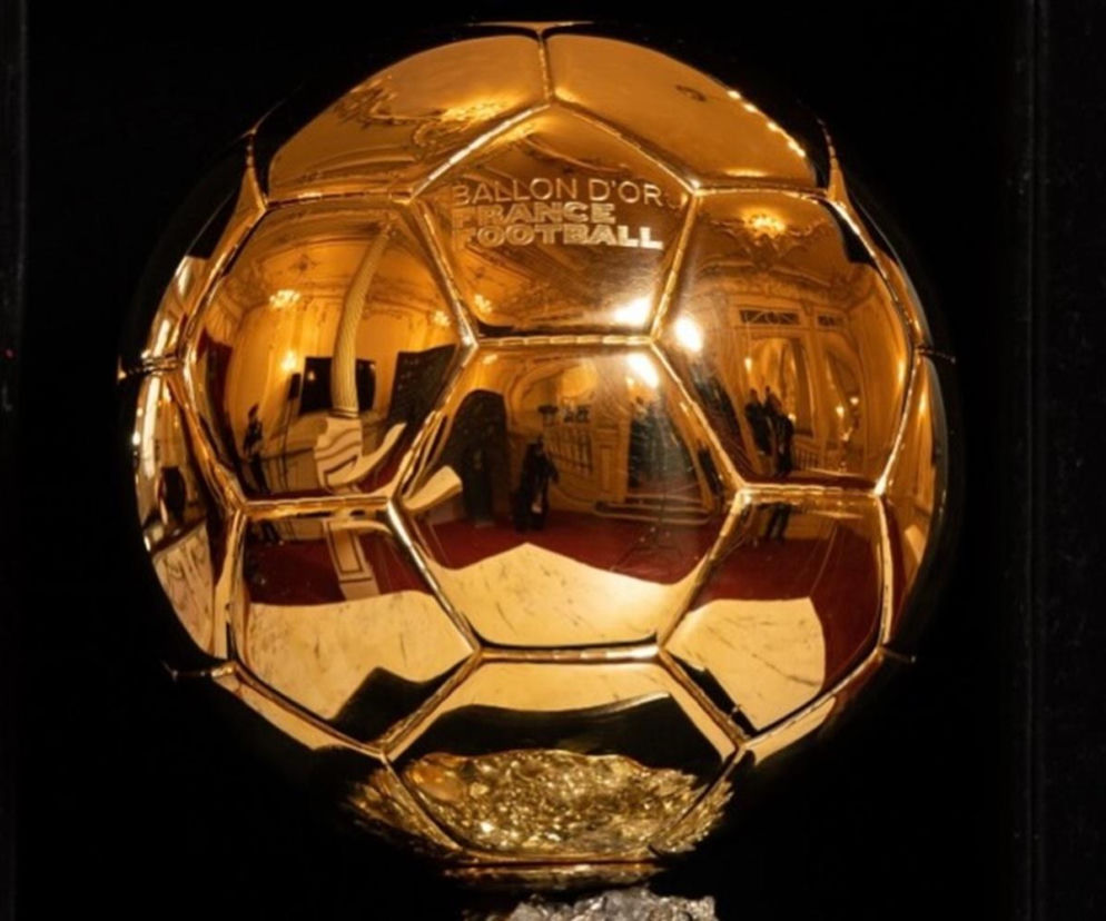 Złota Piłka na ciemnym tle z napisem Ballon d'Or France Football. O gali w 2026 roku przeczytasz na SE Supersport.