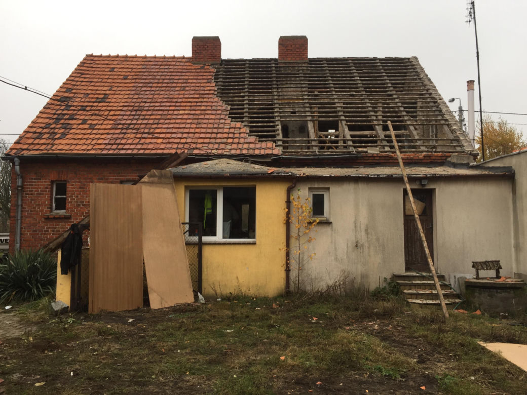 Dom przed remontem (niefunkcjonalne dobudówki)