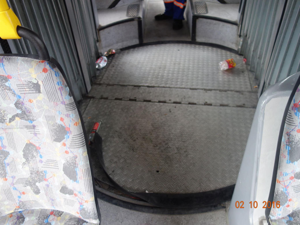 Kibice Korony Kielce zdemolowali autobus MPK. Naprawa będzie kosztować kilkanaście tysięcy złotych [ZDJĘCIA, WIDEO]