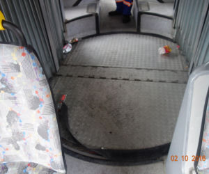 Kibice Korony Kielce zdemolowali autobus MPK. Naprawa będzie kosztować kilkanaście tysięcy złotych [ZDJĘCIA, WIDEO]