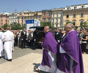Pogrzeb Zbigniewa Wodeckiego - zdjęcia sprzed kościoła