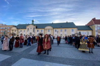 Studniówka miejska w Białymstoku. Poloneza poprowadził prezydent miasta [WIDEO, FOTO]