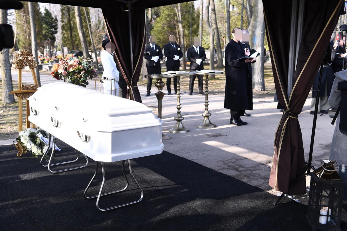 Przejmujący widok na grobie Lizy. To miejsce wyróżnia się na cmentarzu