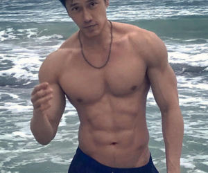 Ma już 60 lat, a wygląda na 3 razy mniej. Chuando Tan zachwyca formą!