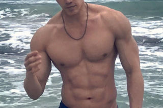 Ma już 60 lat, a wygląda na 3 razy mniej. Chuando Tan zachwyca formą!