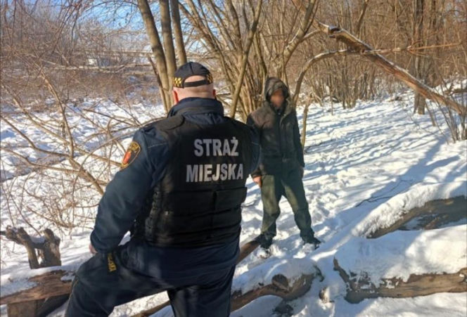 Jego "domem" jest dół wykopany nad Wisłą. 76-latek żyje tak już 15 lat!