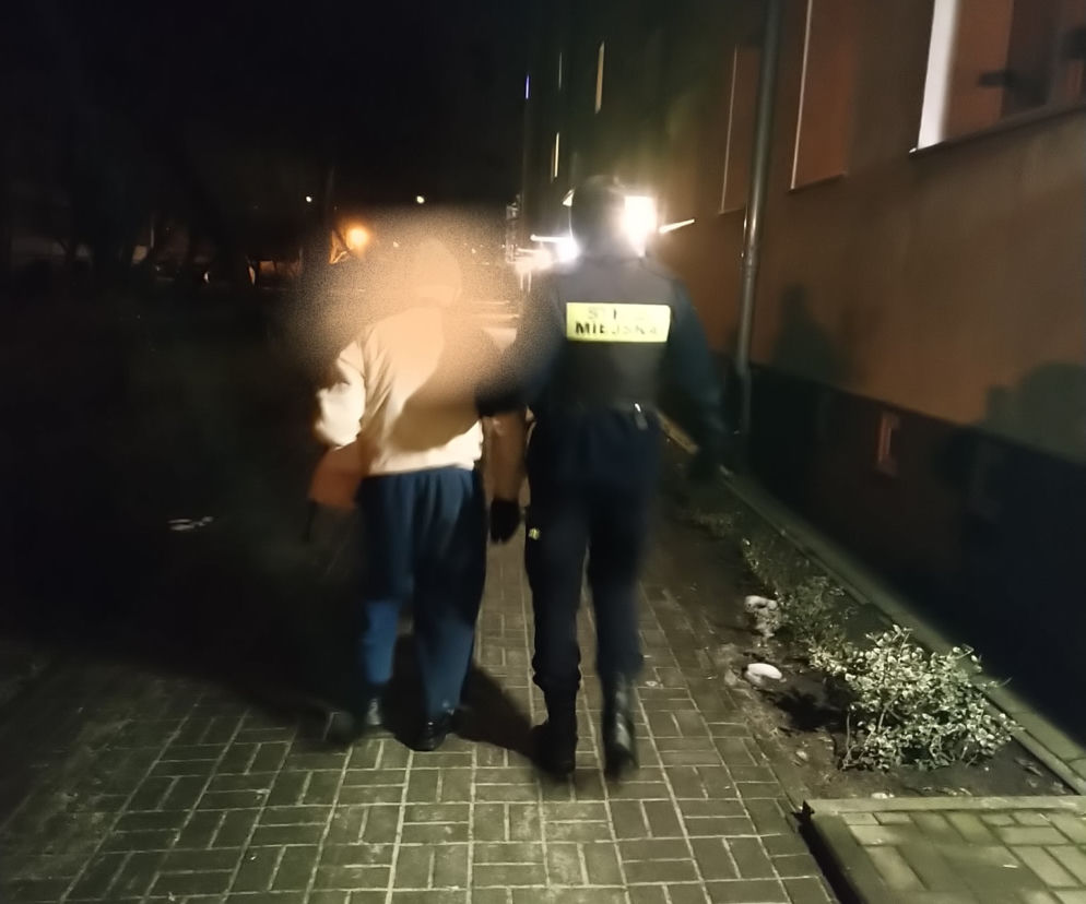 Poznań: Starszy mężczyzna BŁĄKAŁ się po osiedlu. Kontakt z nim był utrudniony!