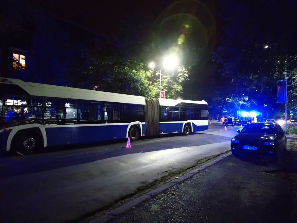 Kraków: Samochód stoczył się ze wzniesienia i... uderzył w autobus