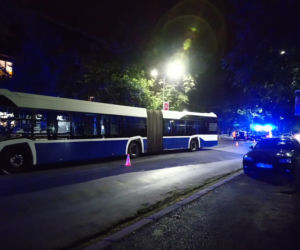 Kraków: Samochód stoczył się ze wzniesienia i... uderzył w autobus