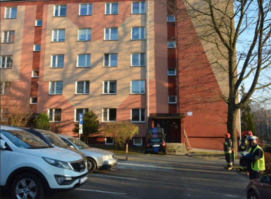 Jarosław: wjechał samochodem na schody