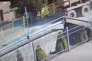 Potężna kłoda drewna runęła przed wejście do szkoły. Kierowca ciężarówki nawet tego nie zauważył