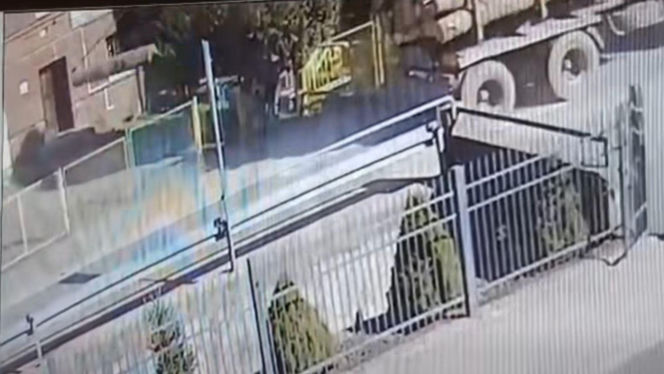 Potężna kłoda drewna runęła przed wejście do szkoły. Kierowca ciężarówki nawet tego nie zauważył