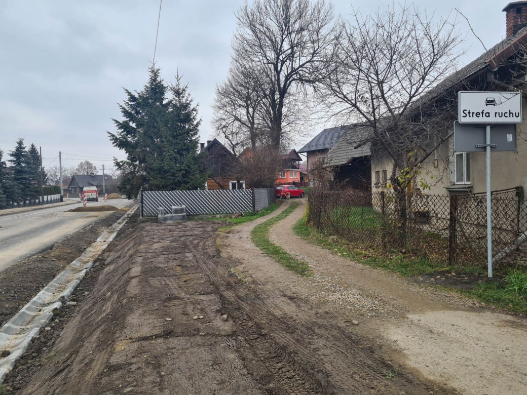 Urzejowice. Auto stoi w poprzek drogi i nikt nic nie może zrobić