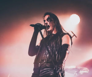 Skrupulatnie wyreżyserowany groteskowy spektakl okraszony nutą surrealizmu – Avatar zawładną Warszawą [RELACJA]