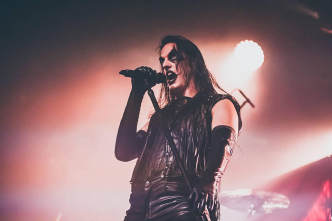 Skrupulatnie wyreżyserowany groteskowy spektakl okraszony nutą surrealizmu – Avatar zawładną Warszawą [RELACJA]