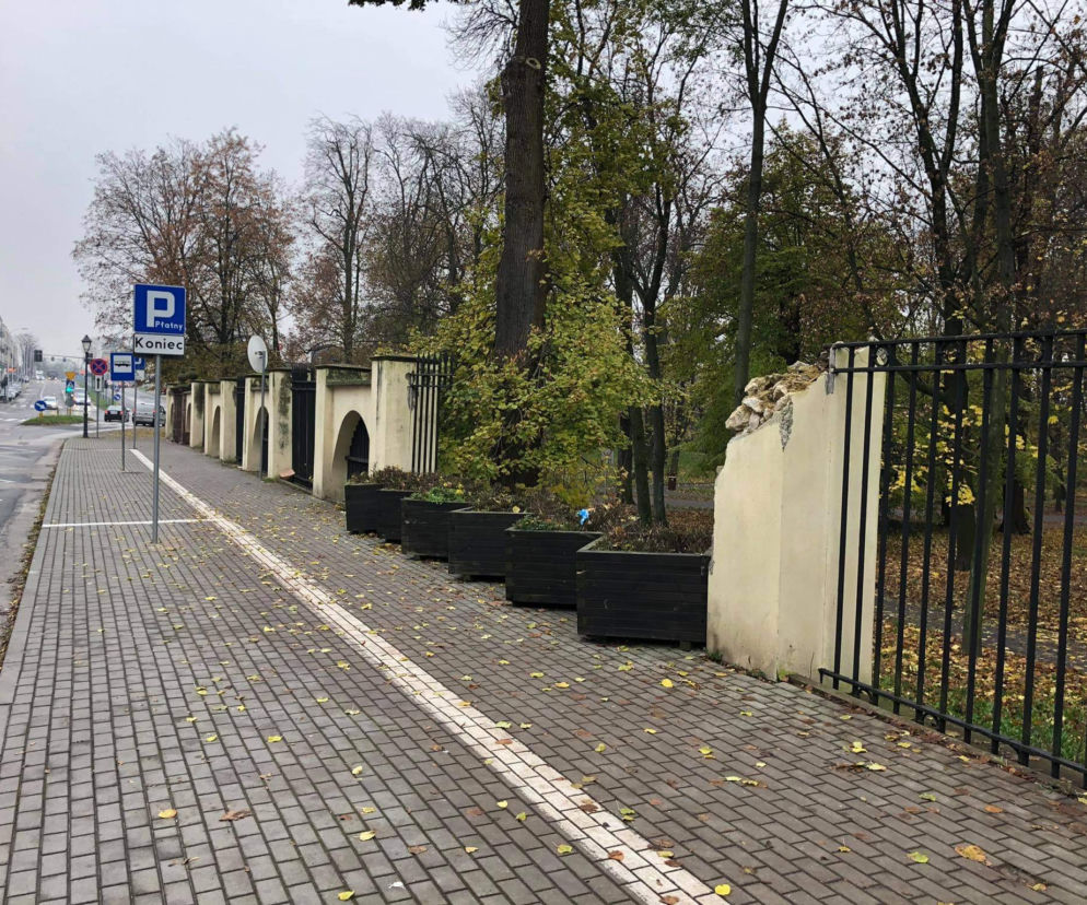 Uszkodzone zabytkowe ogrodzenie Parku Miejskiego w Kielcach 