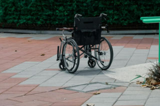 Straszna śmierć kobiety o poranku. Spadła z wózka inwalidzkiego