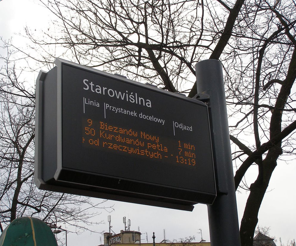 tablica informacyjna na przystanku