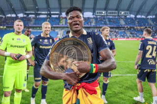 Jest twardy jak skała i silny jak Hulk! Terry Yegbe przebojem wdarł się do Lecha