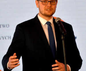 Minister Michał Woś pomoże matce odzyskać dzieci