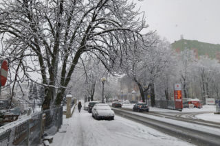 Nagły atak zimy w Siedlcach: jaka jest sytuacja drogowa w mieście? [WIDEO, FOTO]