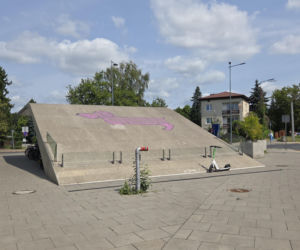 Wielki i różowy jamnik na ścianie metra w Warszawie. O co może chodzić?!