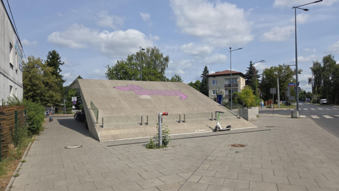 Wielki i różowy jamnik na ścianie metra w Warszawie. O co może chodzić?!