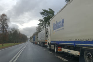 700 ciężarówek i 30 godzin czekania. Ogromna kolejka do przejścia granicznego w Bobrownikach