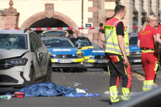 PILNE. Wjechał samochodem w tłum na ulicy! Ofiary i ranni
