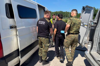 Udawał kuriera żywności, a przewoził migrantów