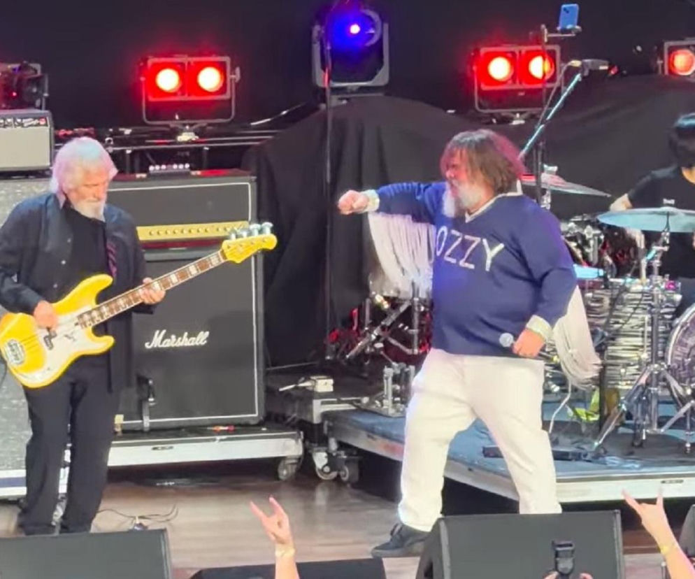 Jack Black w bluzie Ozzy i Geezer Butler grający na basie podczas koncertu. O Rock for People przeczytasz na EskaRock.