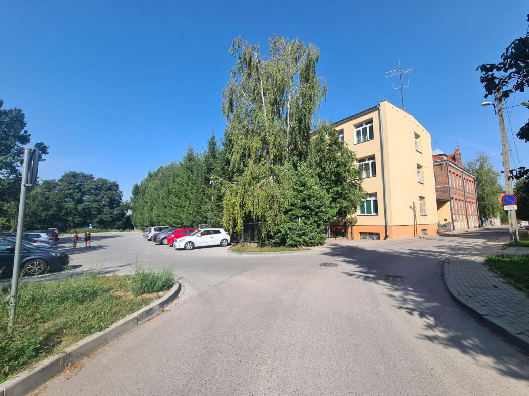 Parking dla niepełnosprawnych na samym końcu parkingu