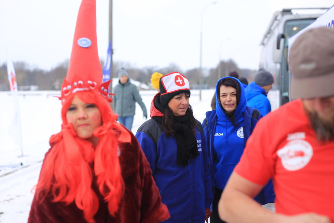„Lodowata krew z gorących serc”. Lubelskie morsy morsują i pomagają!