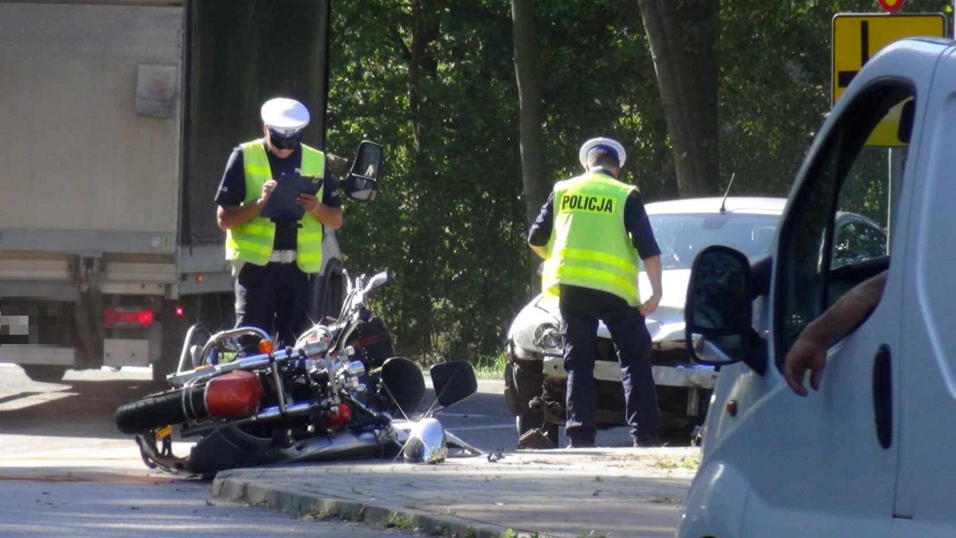 Koszmar na skrzyżowaniu w Sowiej Woli. Motocyklista przeleciał nad samochodem i gruchnął o asfalt. Zginął na miejscu
